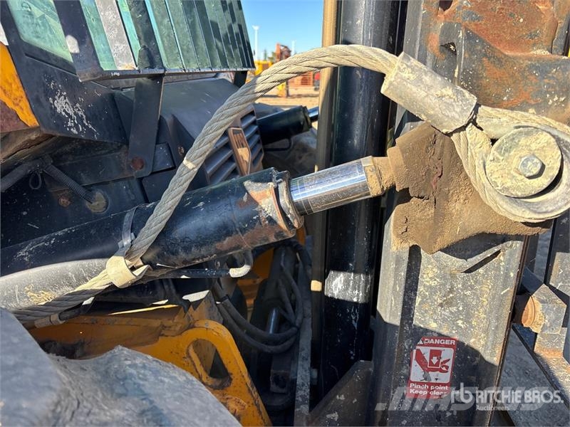 JCB 940-4 10000 lb 4x4 Rough Terrain Forklift Elevatore per esterni