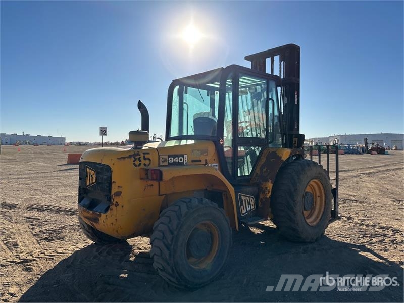 JCB 940-4 10000 lb 4x4 Rough Terrain Forklift Elevatore per esterni