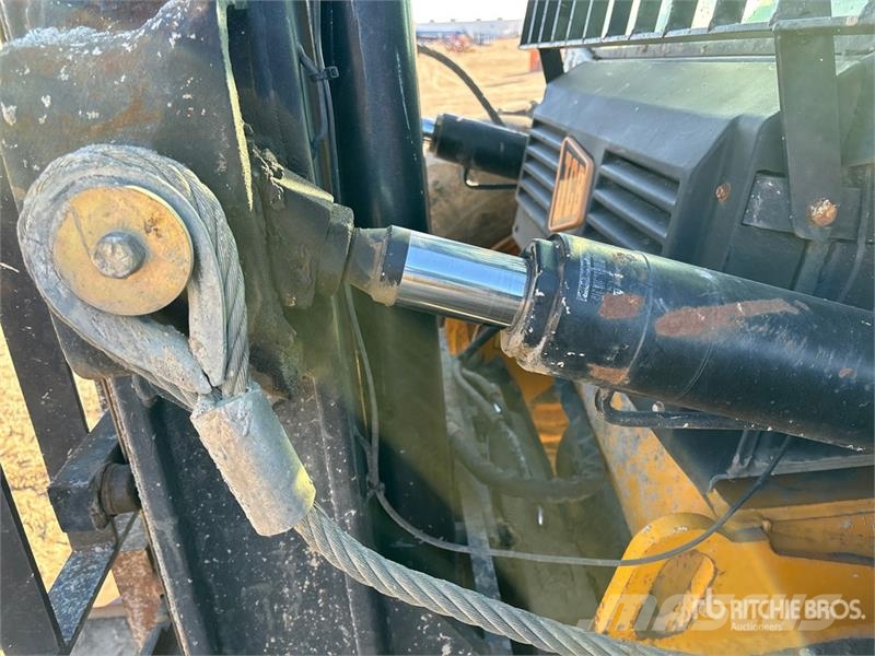 JCB 940-4 10000 lb 4x4 Rough Terrain Forklift Elevatore per esterni