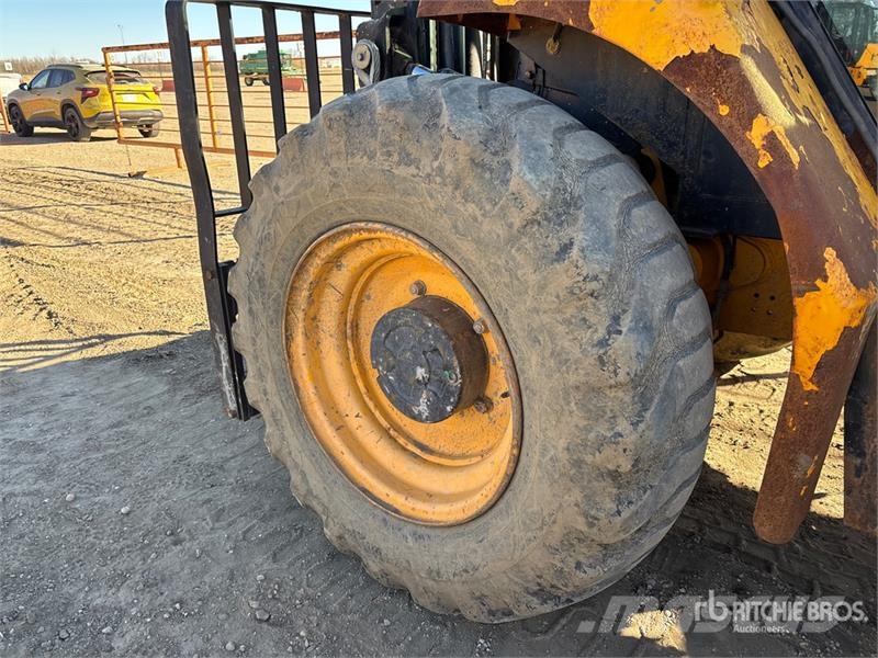 JCB 940-4 10000 lb 4x4 Rough Terrain Forklift Elevatore per esterni