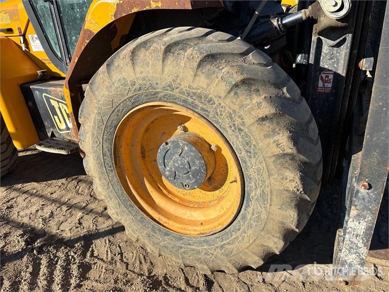 JCB 940-4 10000 lb 4x4 Rough Terrain Forklift Elevatore per esterni