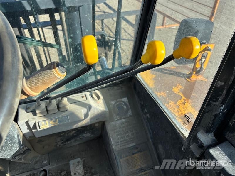 JCB 940-4 10000 lb 4x4 Rough Terrain Forklift Elevatore per esterni