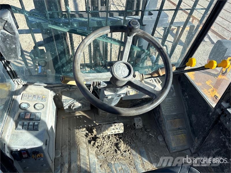 JCB 940-4 10000 lb 4x4 Rough Terrain Forklift Elevatore per esterni