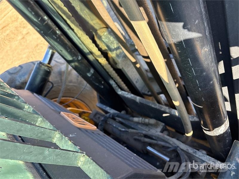 JCB 940-4 10000 lb 4x4 Rough Terrain Forklift Elevatore per esterni