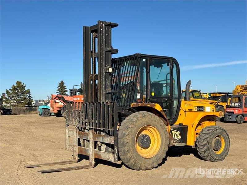 JCB 940-4 10000 lb 4x4 Rough Terrain Forklift Elevatore per esterni