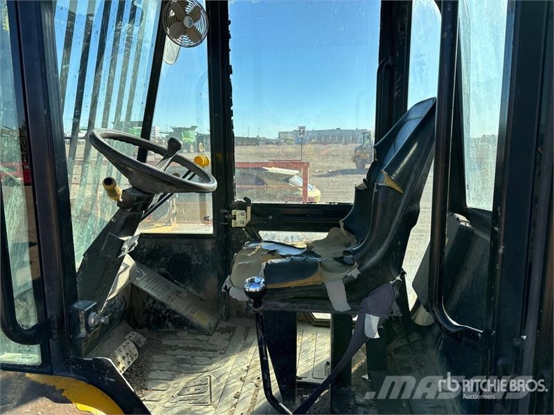 JCB 940-4 4x4 Rough Terrain Forklift Elevatore per esterni