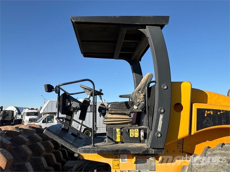JCB VM132 Padfoot Drum Compactor Walzenzüge