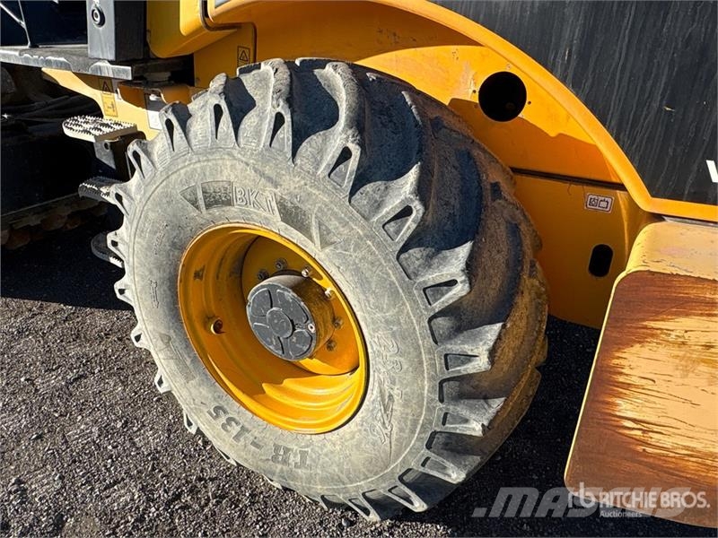 JCB VM132 Padfoot Drum Compactor Walzenzüge