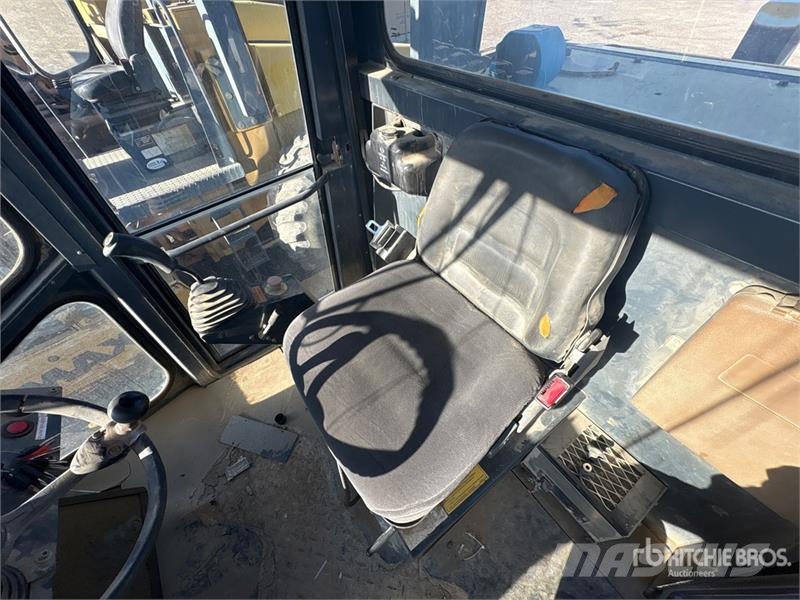 JCB W1105D Smooth Drum Compactor Walzenzüge