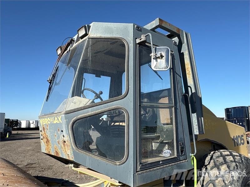 JCB W1105D Smooth Drum Compactor Walzenzüge