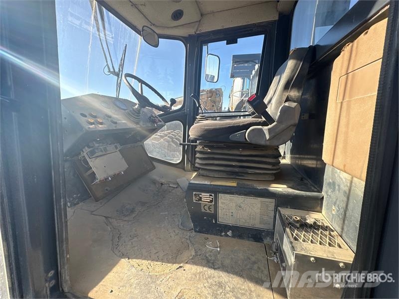 JCB W1105D Smooth Drum Compactor Walzenzüge