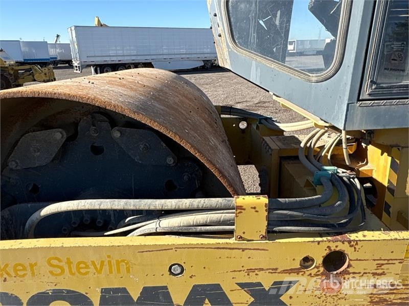 JCB W1105D Smooth Drum Compactor Walzenzüge