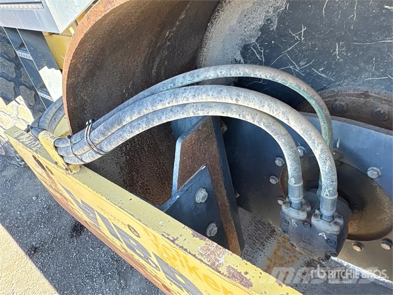 JCB W1105D Smooth Drum Compactor Walzenzüge