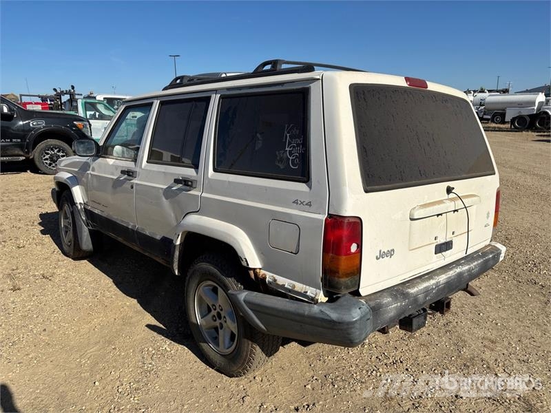 Jeep Cherokee Sport 4WD SUV (Inoperable) Automašīnas