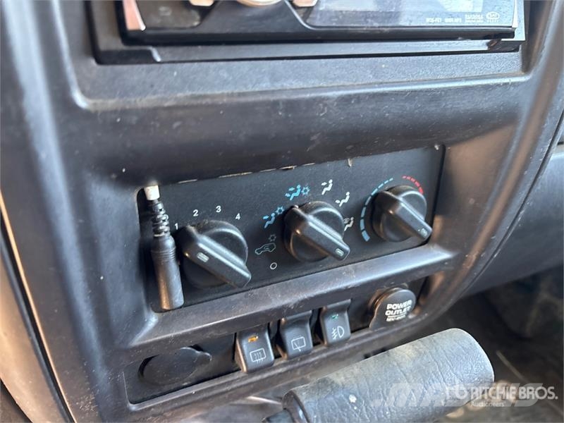 Jeep Cherokee Sport 4WD SUV (Inoperable) Automašīnas