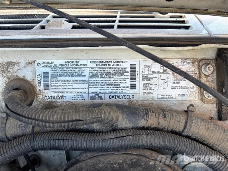 Jeep Cherokee Sport 4WD SUV (Inoperable) Automašīnas