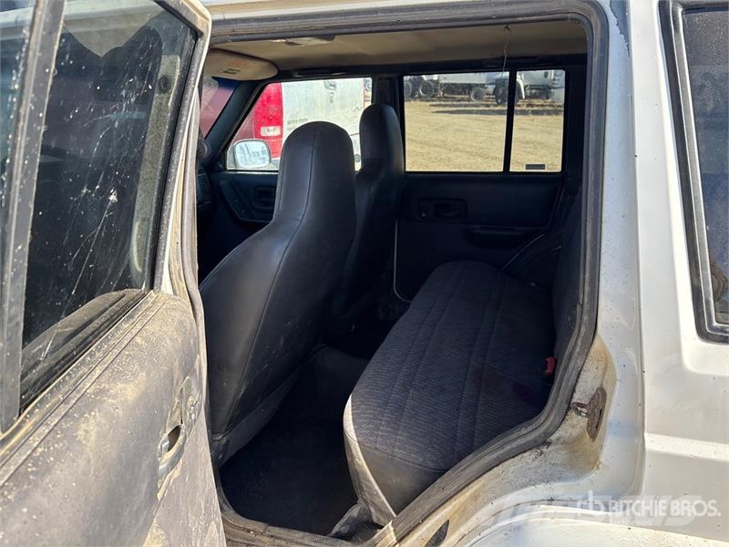 Jeep Cherokee Sport 4WD SUV (Inoperable) Automašīnas