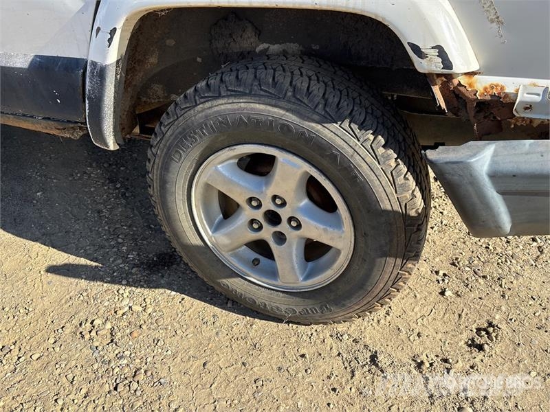 Jeep Cherokee Sport 4WD SUV (Inoperable) Automašīnas