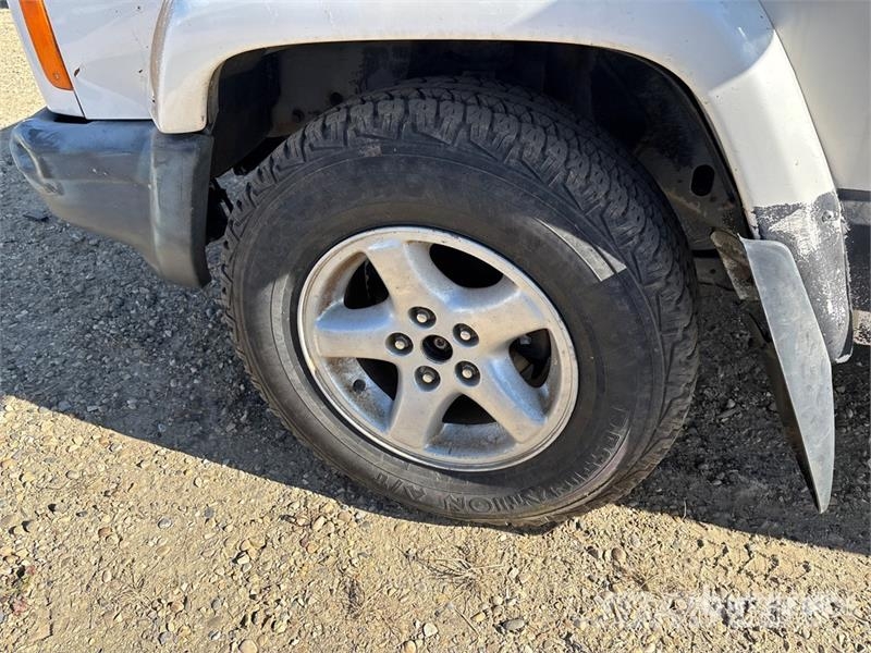 Jeep Cherokee Sport 4WD SUV (Inoperable) Automašīnas
