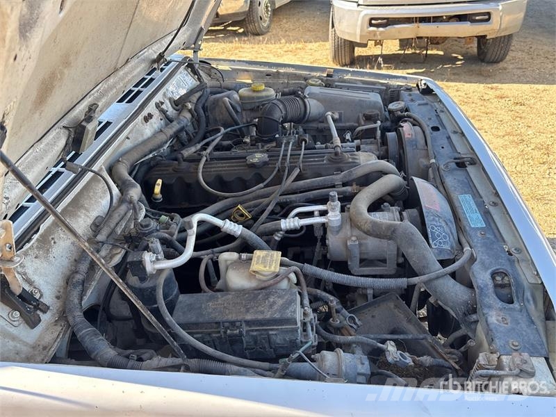 Jeep Cherokee Sport 4WD SUV (Inoperable) Automašīnas