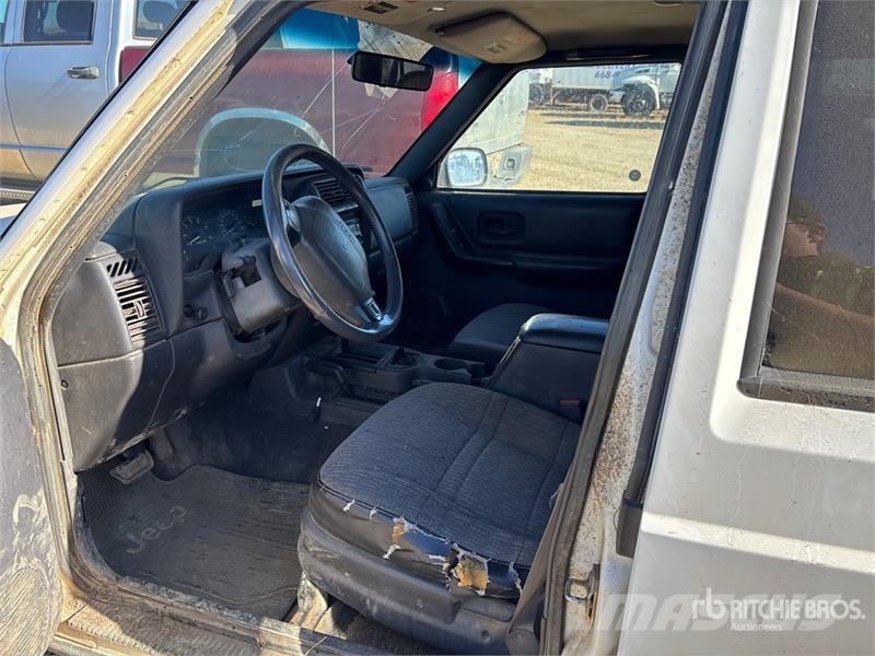 Jeep Cherokee Sport 4WD SUV (Inoperable) Automašīnas