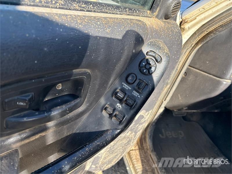 Jeep Cherokee Sport 4WD SUV (Inoperable) Automašīnas