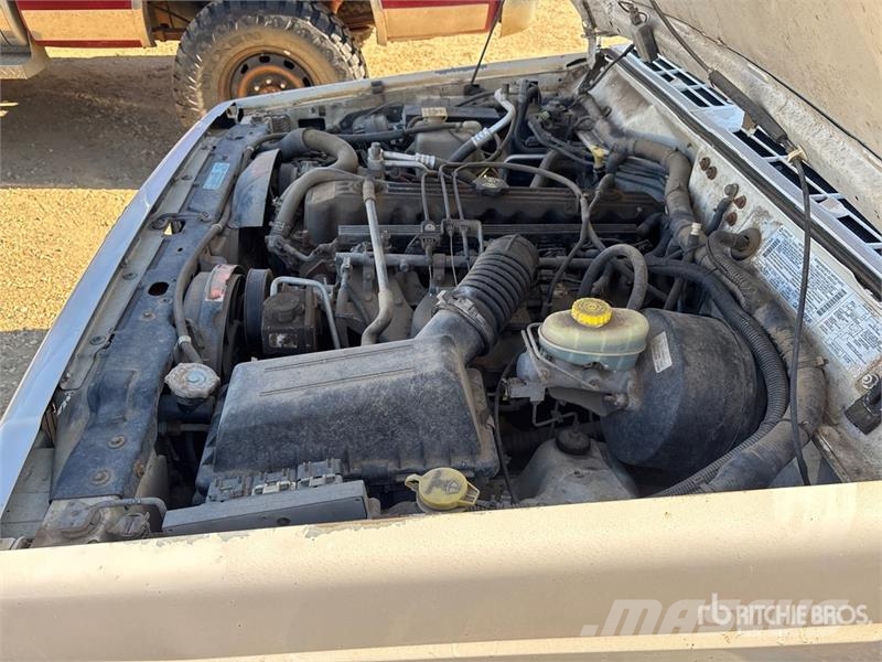 Jeep Cherokee Sport 4WD SUV (Inoperable) Automašīnas
