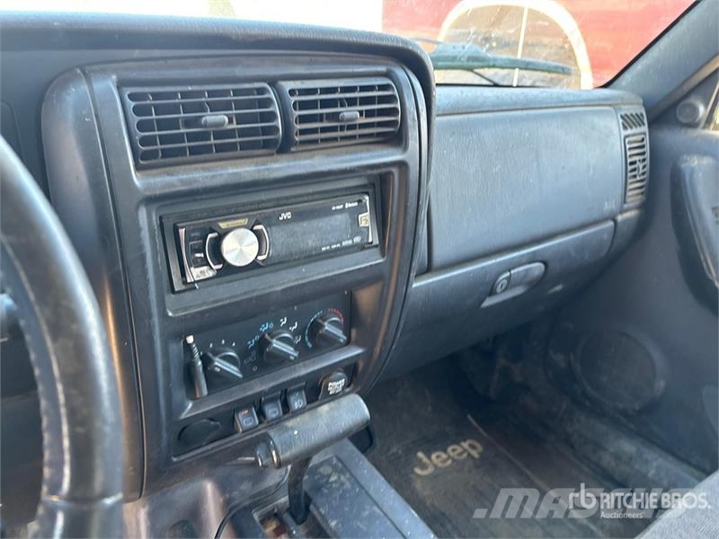 Jeep Cherokee Sport 4WD SUV (Inoperable) Automašīnas