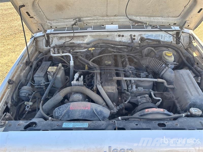 Jeep Cherokee Sport 4WD SUV (Inoperable) Automašīnas