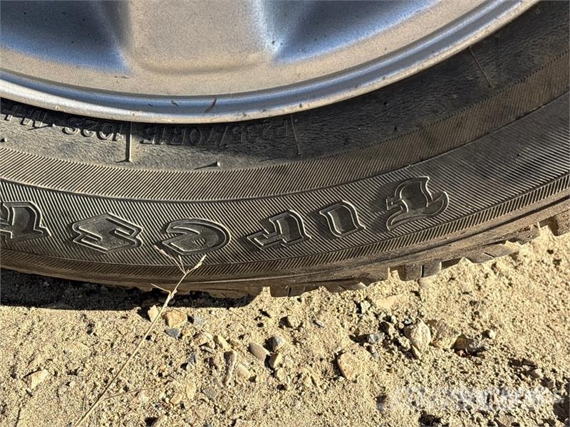 Jeep Cherokee Sport 4WD SUV (Inoperable) Automašīnas