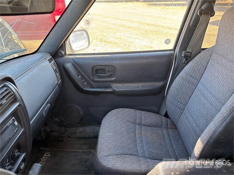 Jeep Cherokee Sport 4WD SUV (Inoperable) Automašīnas