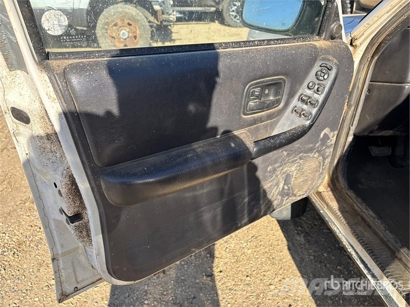 Jeep Cherokee Sport 4WD SUV (Inoperable) Automašīnas