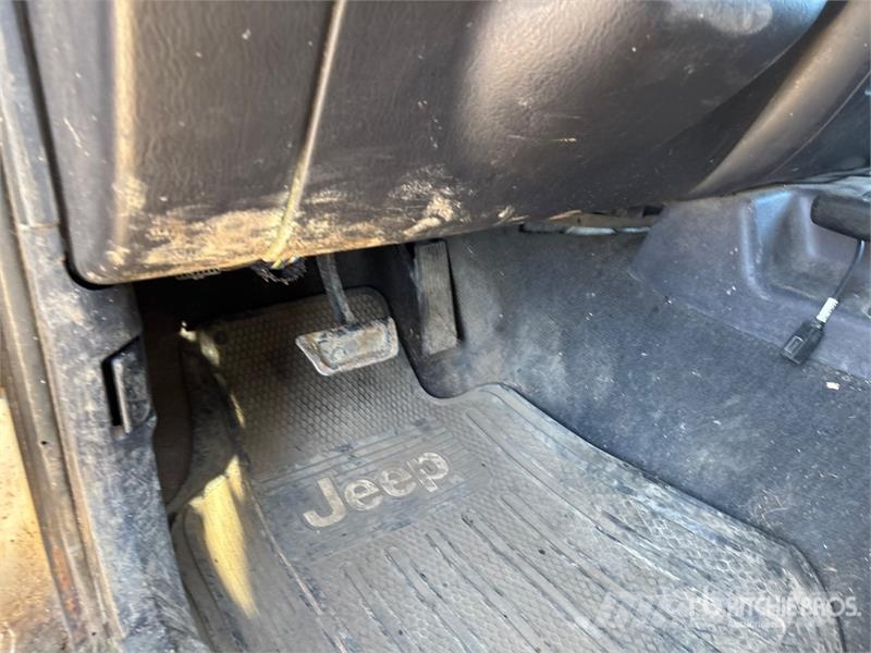 Jeep Cherokee Sport 4WD SUV (Inoperable) Automašīnas