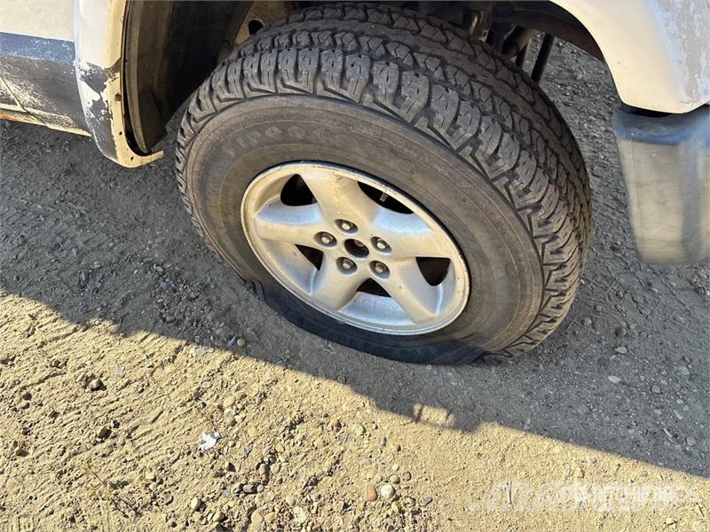 Jeep Cherokee Sport 4WD SUV (Inoperable) Automašīnas