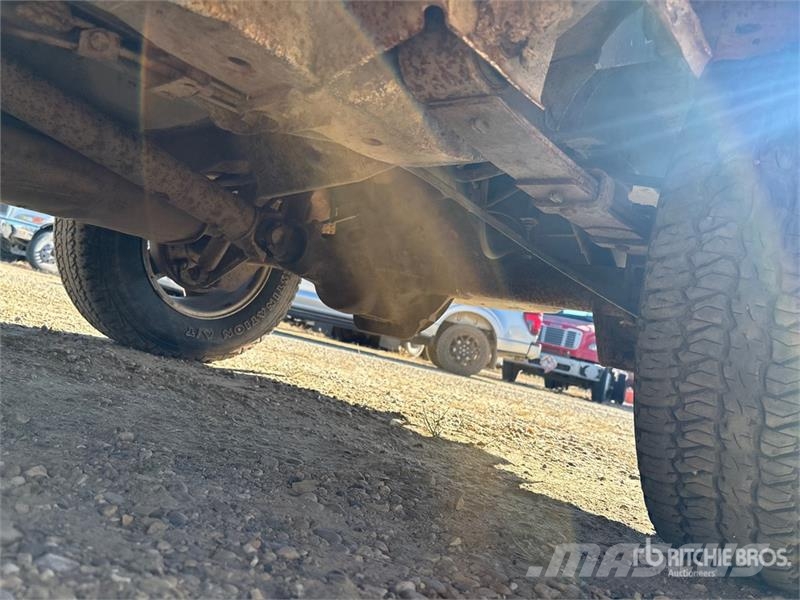 Jeep Cherokee Sport 4WD SUV (Inoperable) Automašīnas