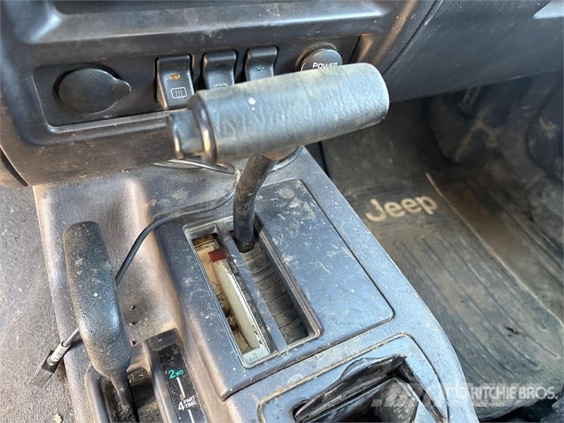 Jeep Cherokee Sport 4WD SUV (Inoperable) Automašīnas