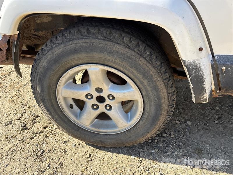 Jeep Cherokee Sport 4WD SUV (Inoperable) Automašīnas
