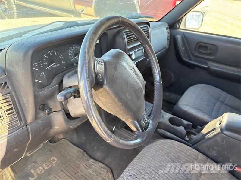 Jeep Cherokee Sport 4WD SUV (Inoperable) Automašīnas