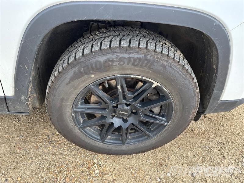 Jeep Cherokee Sport 4x4 SUV 自動車