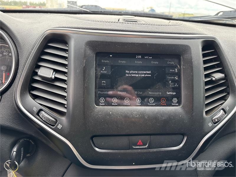 Jeep Cherokee Sport 4x4 SUV 自動車
