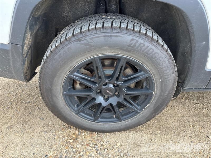 Jeep Cherokee Sport 4x4 SUV 自動車