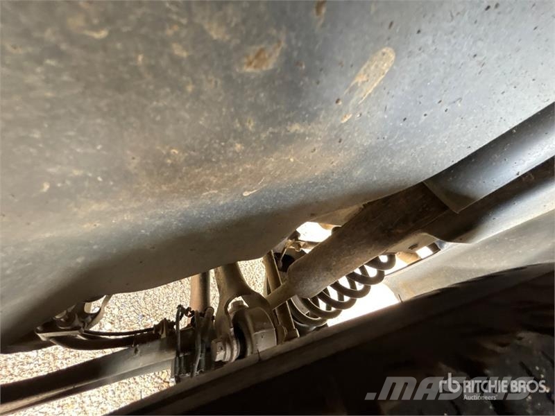 Jeep Cherokee Sport 4x4 SUV 自動車