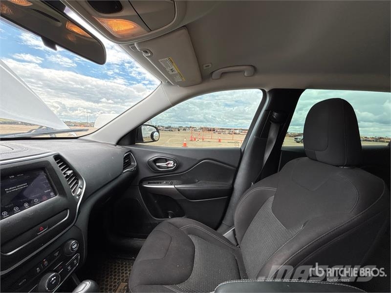 Jeep Cherokee Sport 4x4 SUV 自動車