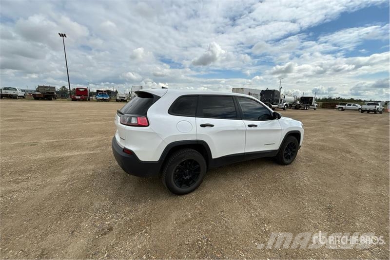 Jeep Cherokee Sport 4x4 SUV 自動車