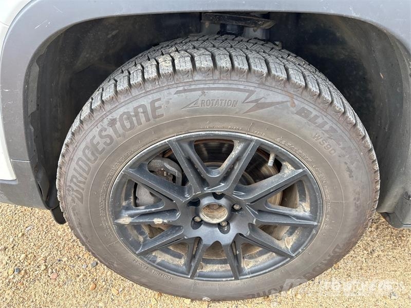 Jeep Cherokee Sport 4x4 SUV 自動車
