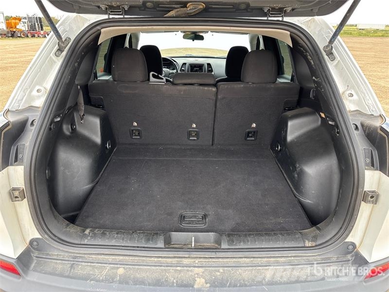 Jeep Cherokee Sport 4x4 SUV 自動車