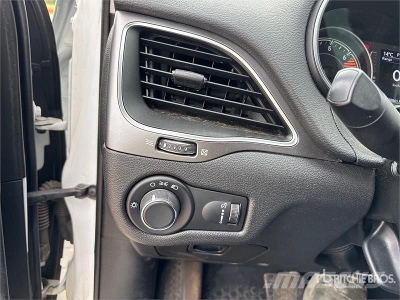 Jeep Cherokee Sport 4x4 SUV 自動車