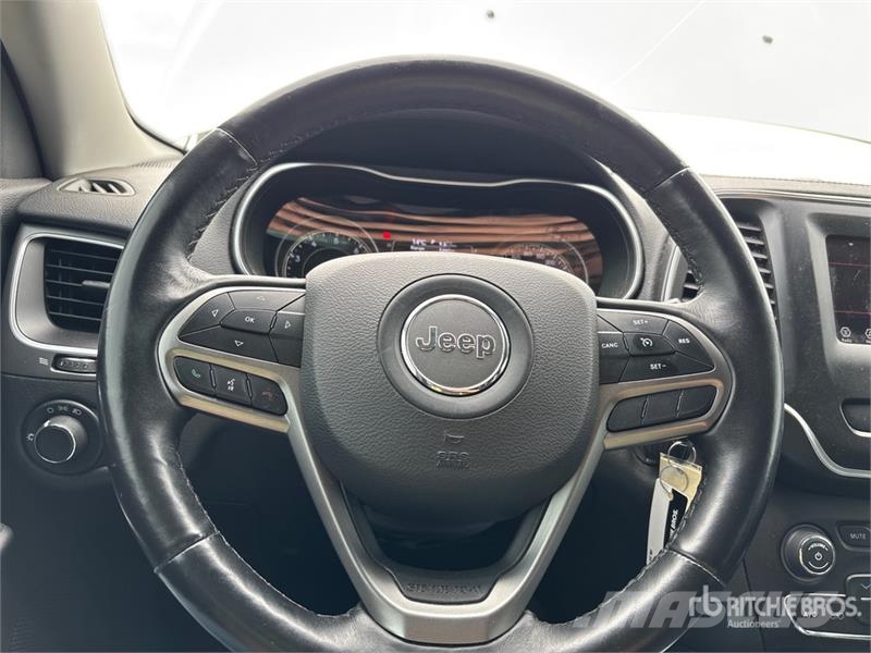 Jeep Cherokee Sport 4x4 SUV 自動車