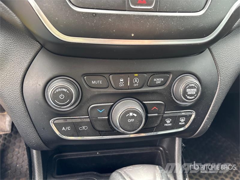 Jeep Cherokee Sport 4x4 SUV 自動車