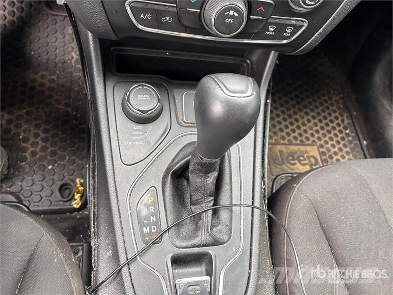 Jeep Cherokee Sport 4x4 SUV 自動車